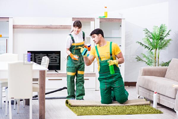在家中工作的清潔專業(yè)承包商