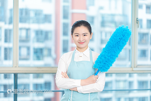 家政保潔手拿撣子形象